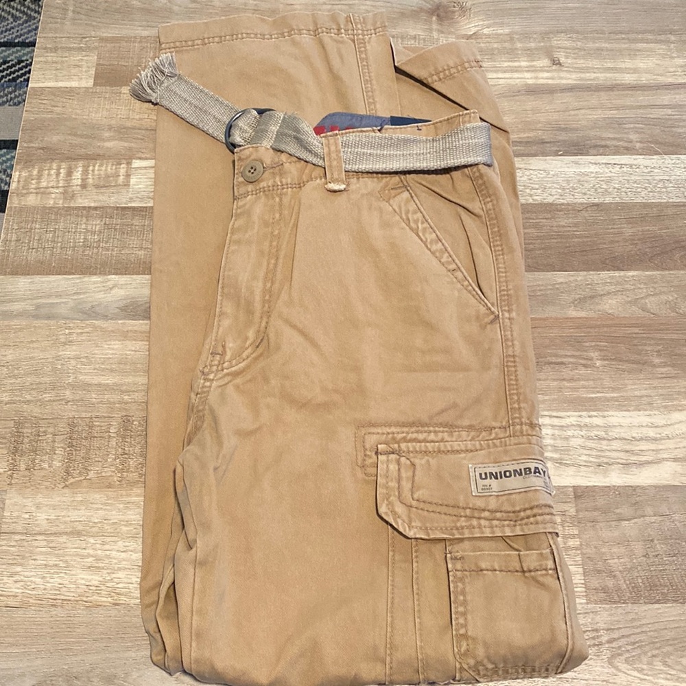 Men khaki cargo pants with belt.